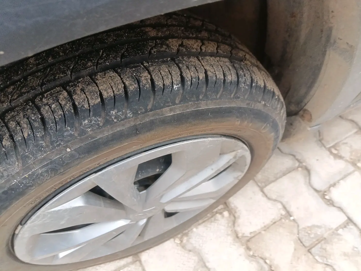 2025 Maruti FRONX DELTA 1.2 AGS, Petrol, Automatic, 9,913 km, tyre