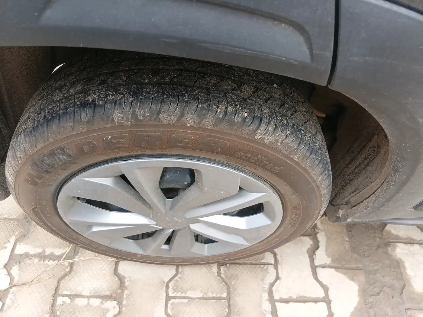 2025 Maruti FRONX DELTA 1.2 AGS, Petrol, Automatic, 9,913 km, tyre