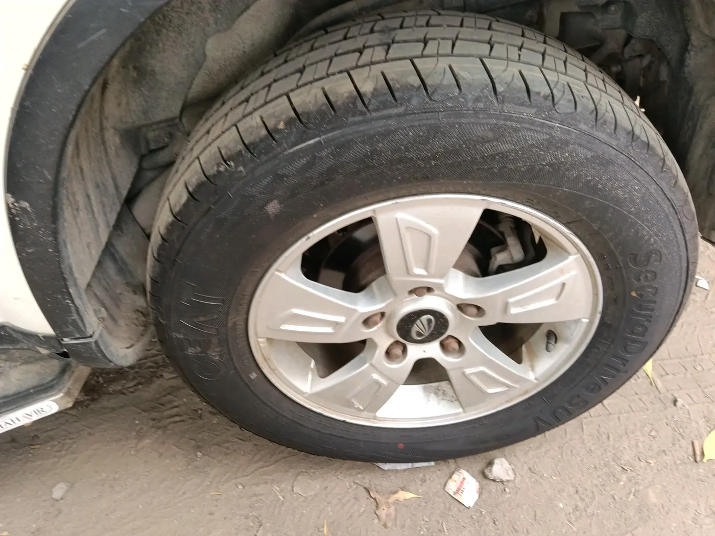 2014 Mahindra XUV500 W8, Diesel, Manual, 74,807 km, tyre