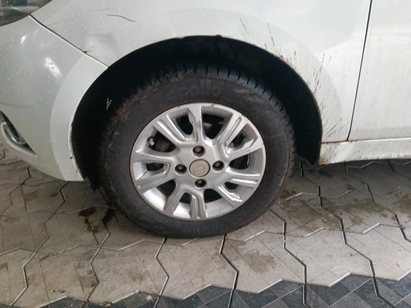 2016 Tata Tiago XZ PLUS PETROL, Petrol, Manual, 1,17,675 km, tyre