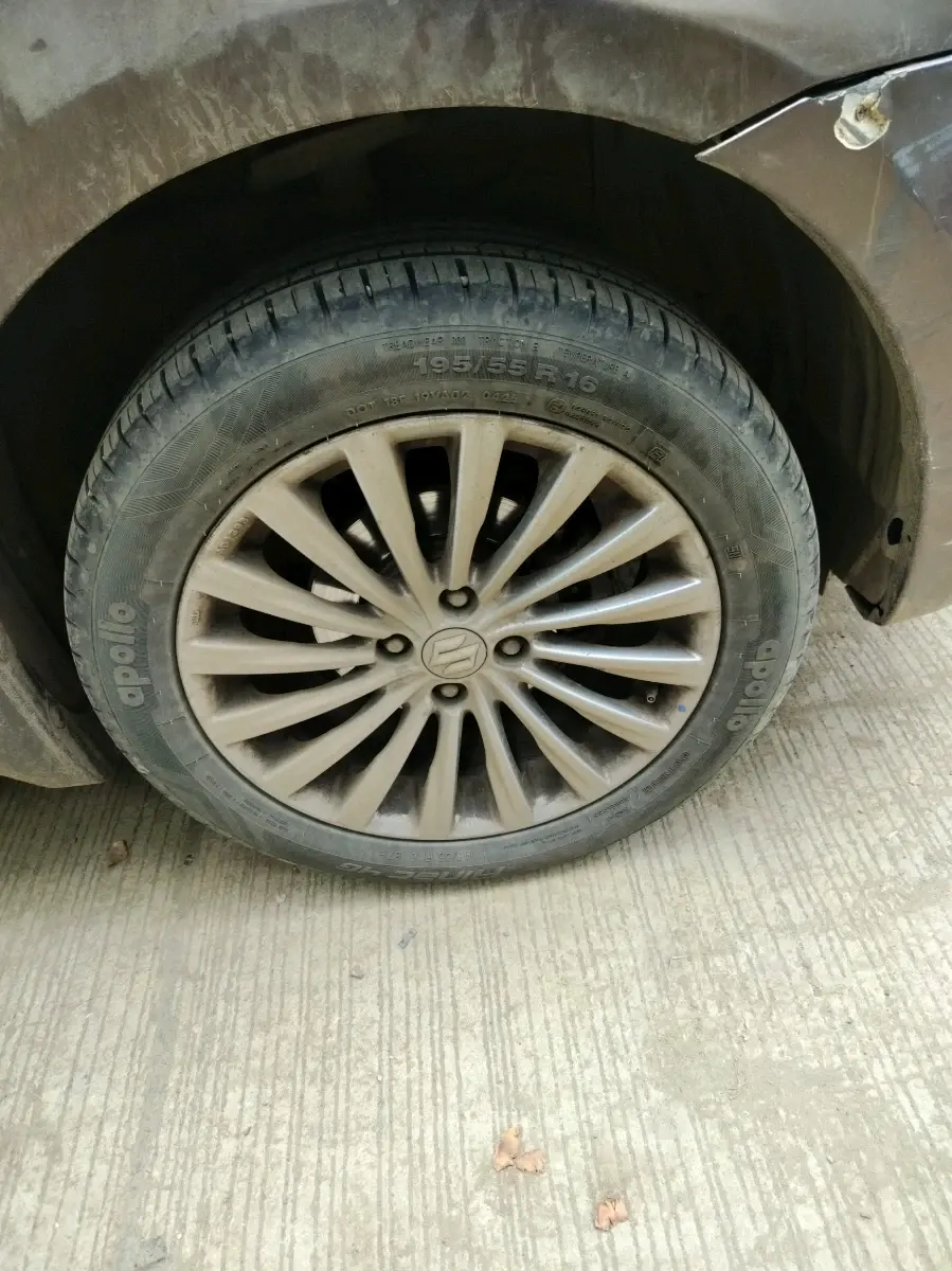 2015 Maruti Ciaz ZXI+, CNG, Manual, 1,06,033 km, tyre