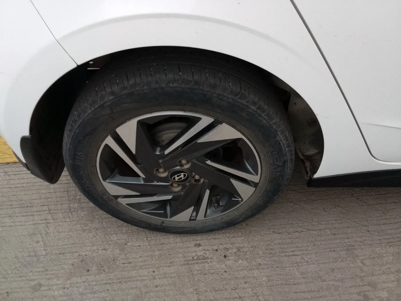 2023 Hyundai NEW I20 ASTA 1.2 MT, Petrol, Manual, 26,375 km, tyre