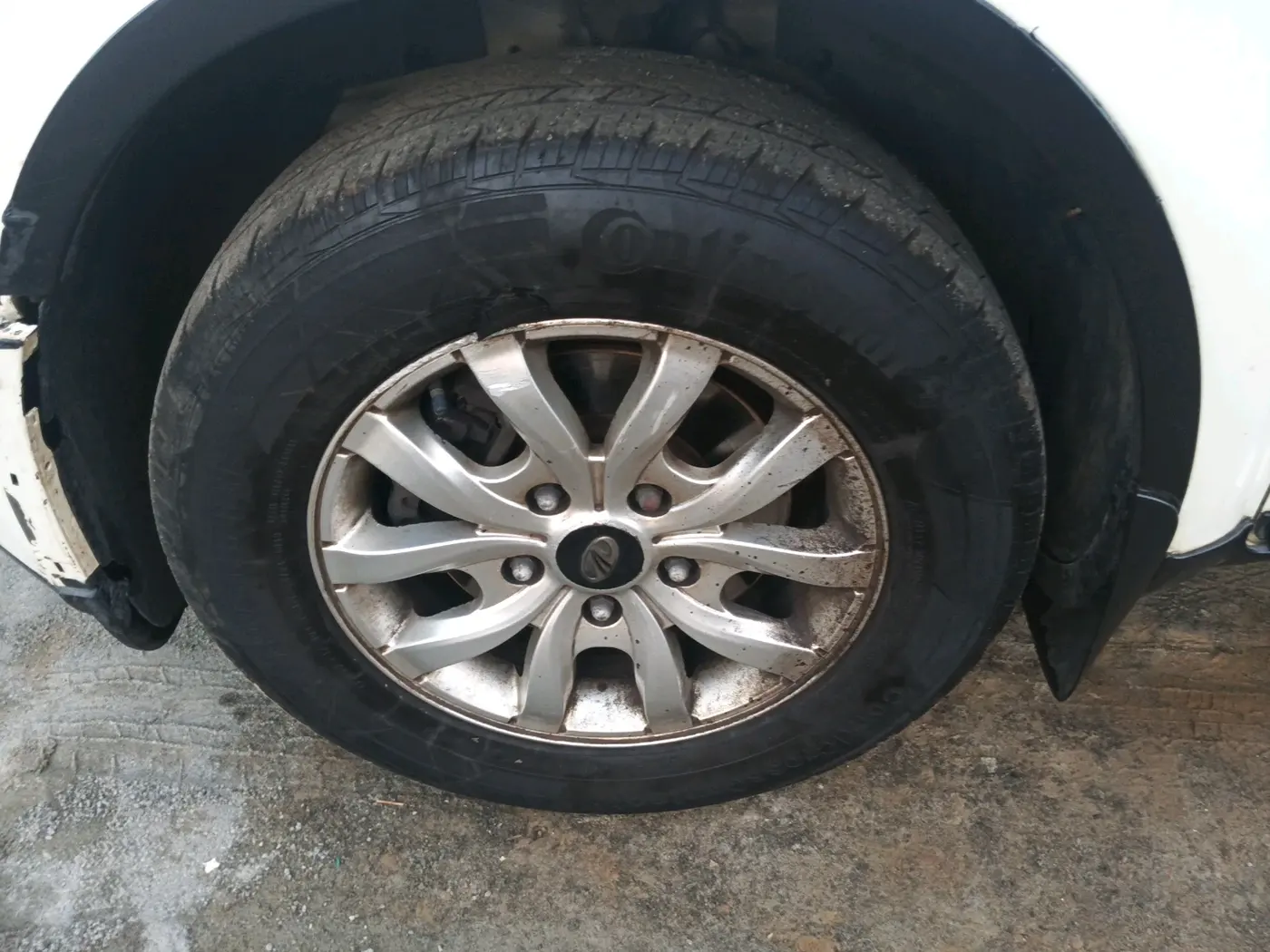 2015 Mahindra XUV500 W10, Diesel, Manual, 1,33,658 km, tyre
