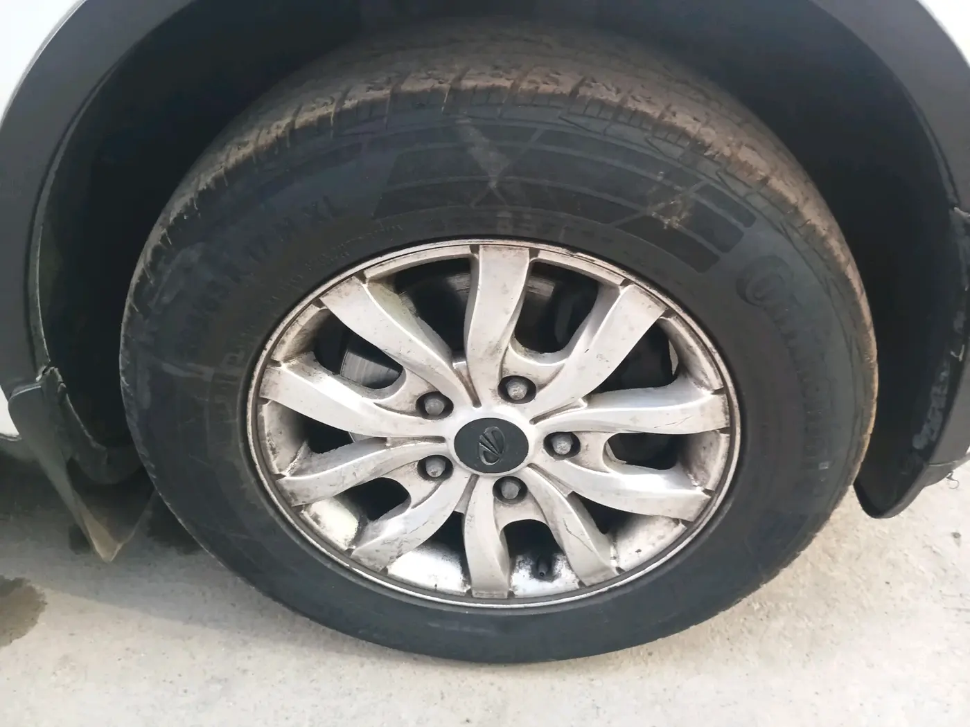 2015 Mahindra XUV500 W10, Diesel, Manual, 1,33,658 km, tyre