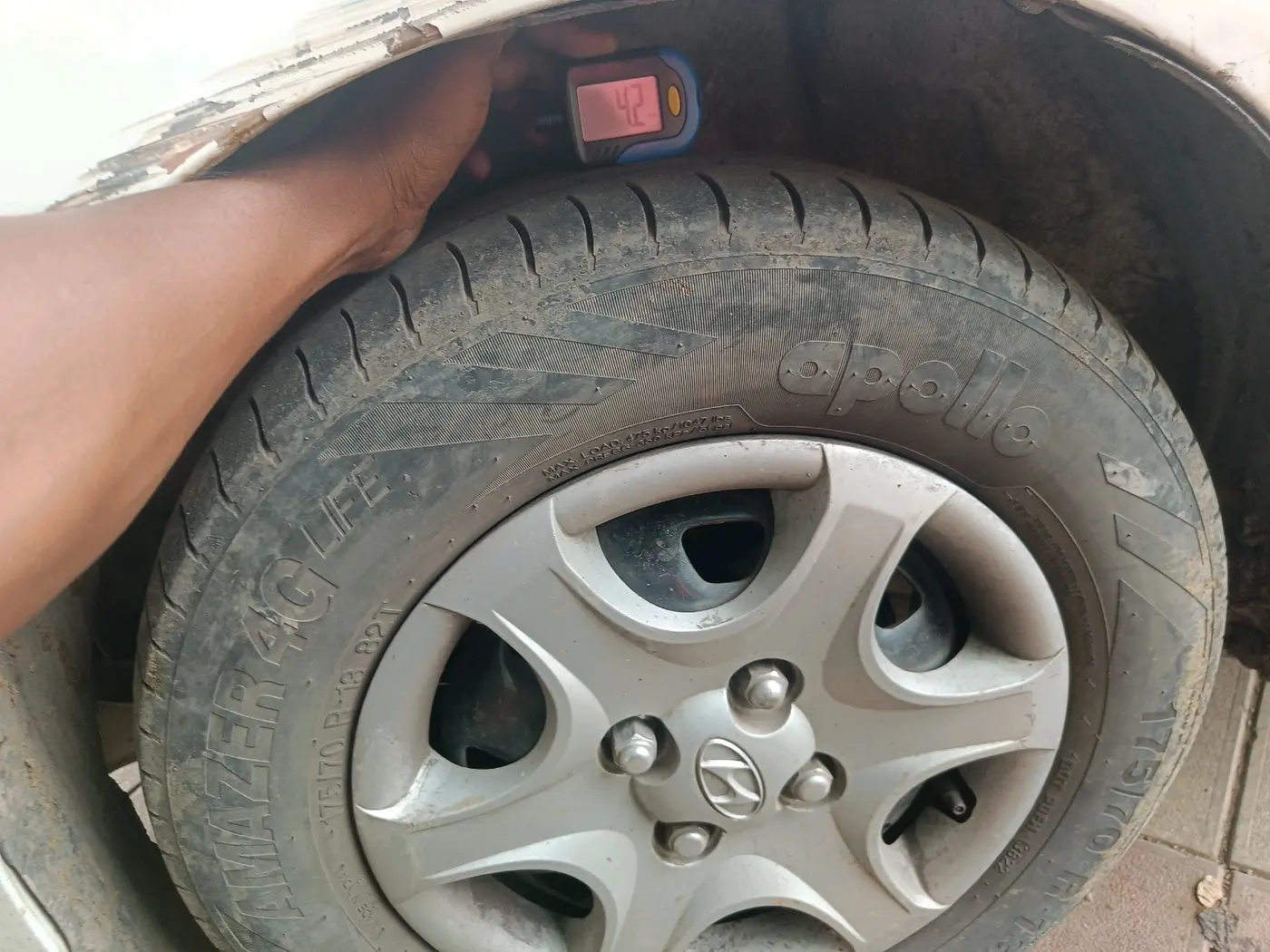 2011 Hyundai Accent GLE, CNG, Manual, 1,27,434 km, tyre
