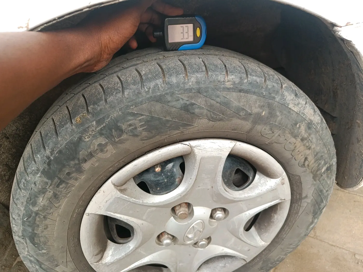 2011 Hyundai Accent GLE, CNG, Manual, 1,27,434 km, tyre