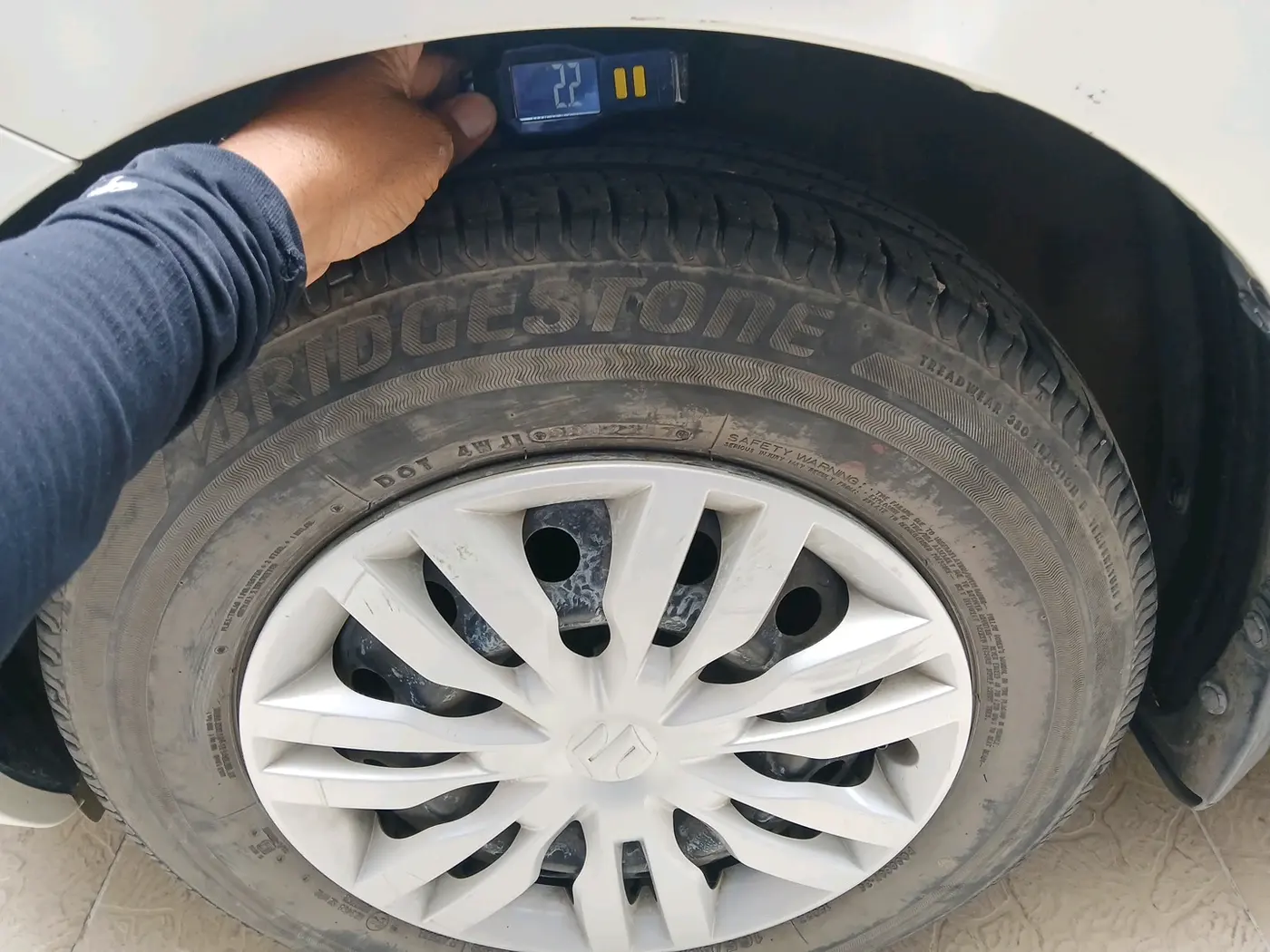 2017 Maruti Dzire VXI, Petrol, Manual, 49,129 km, tyre