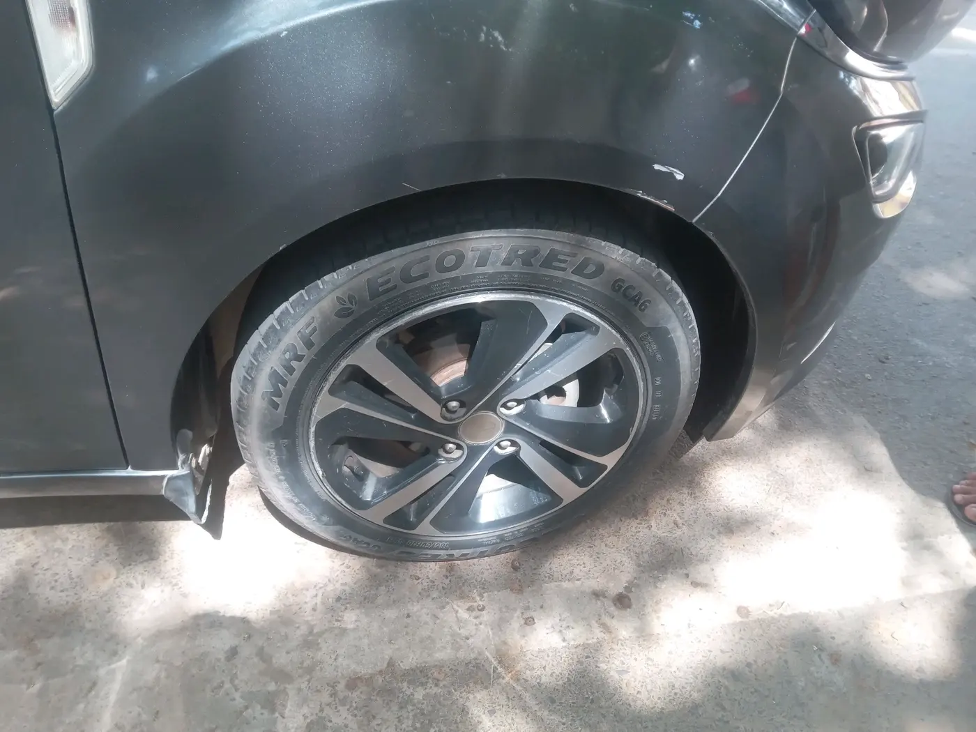 2024 Tata ALTROZ XZA, Petrol, Automatic, 24,741 km, tyre