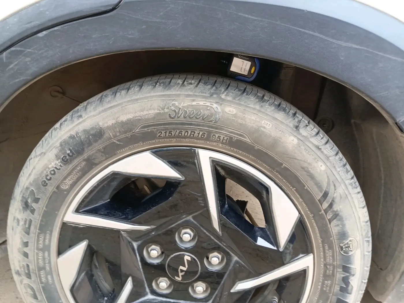 2025 KIA SONET HTK (O) 1.2 Petrol MT, Petrol, Manual, 9,741 km, tyre