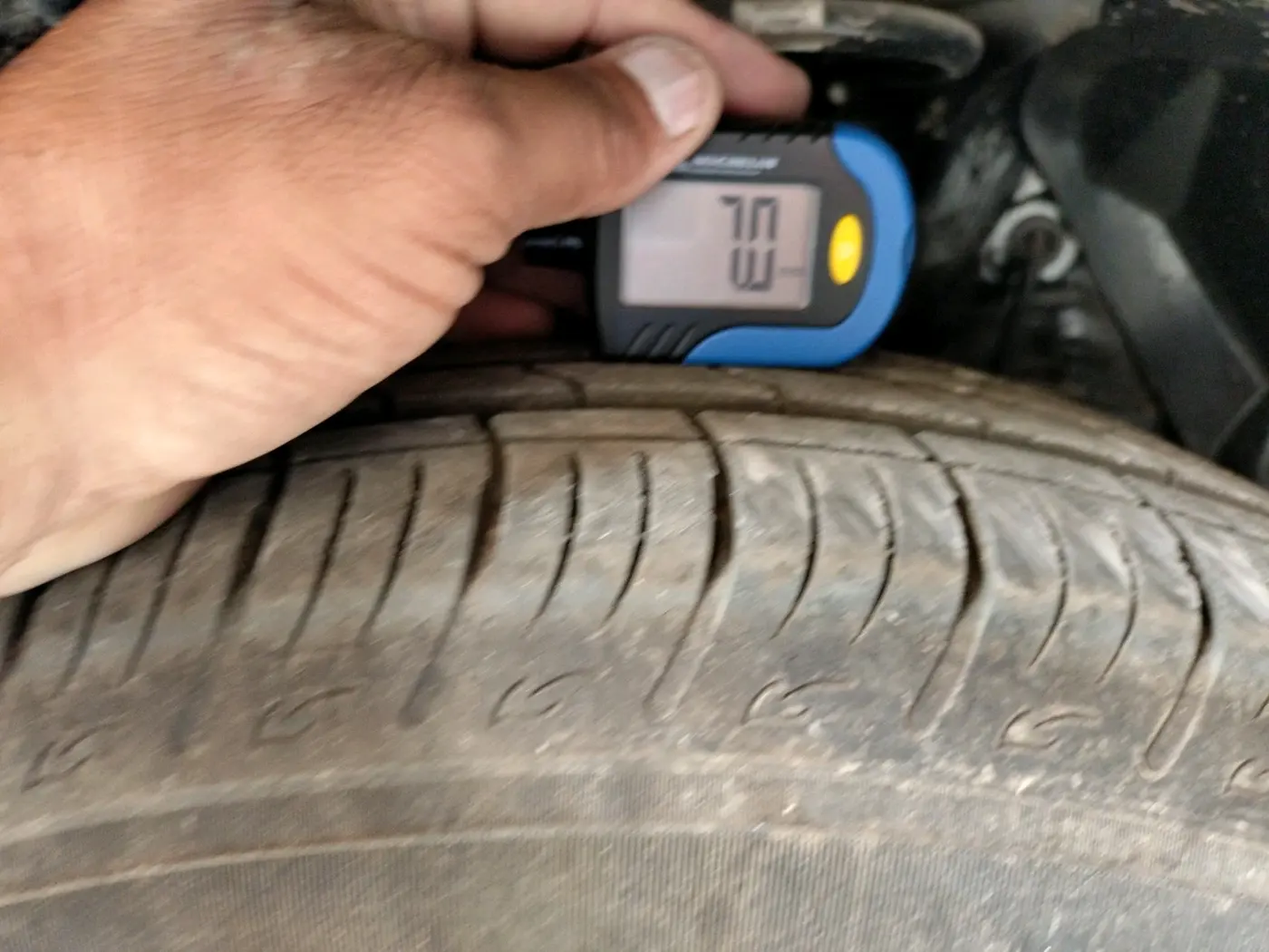 2025 Maruti BREZZA VXI AT SMART HYBRID, Petrol, Automatic, 987 km, tyre