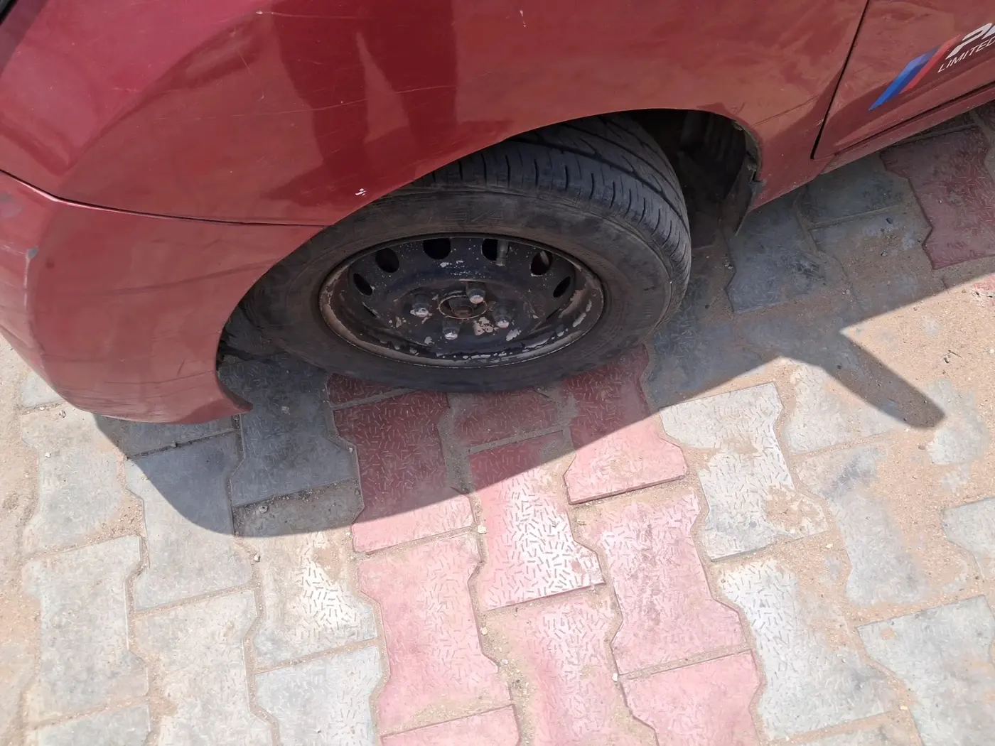 2011 Hyundai Eon ERA, Petrol, Manual, 1,38,323 km, tyre