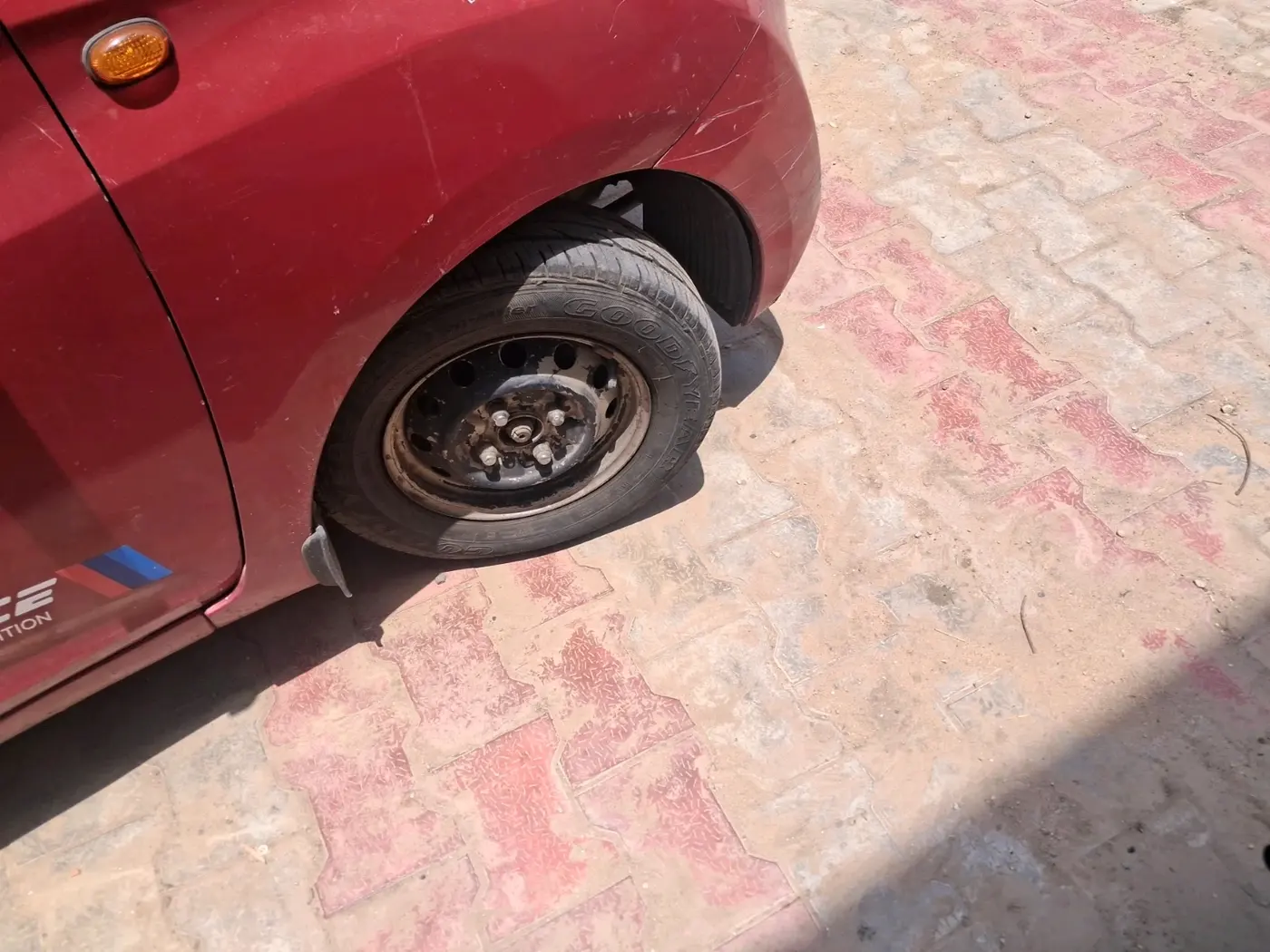 2011 Hyundai Eon ERA, Petrol, Manual, 1,38,323 km, tyre