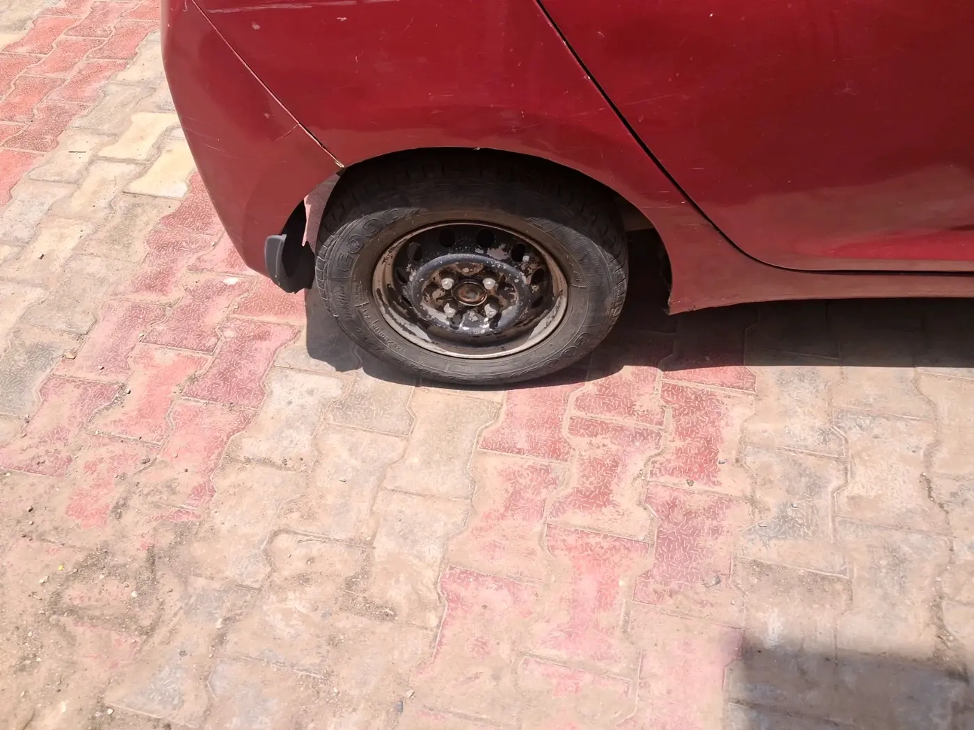 2011 Hyundai Eon ERA, Petrol, Manual, 1,38,323 km, tyre