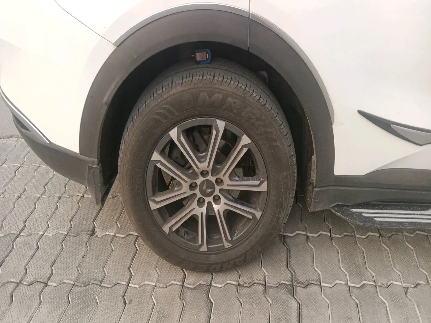 2022 Mahindra XUV700 AX 7 LUXURY D AWD AT 7 STR, Diesel, Automatic, 90,714 km, tyre