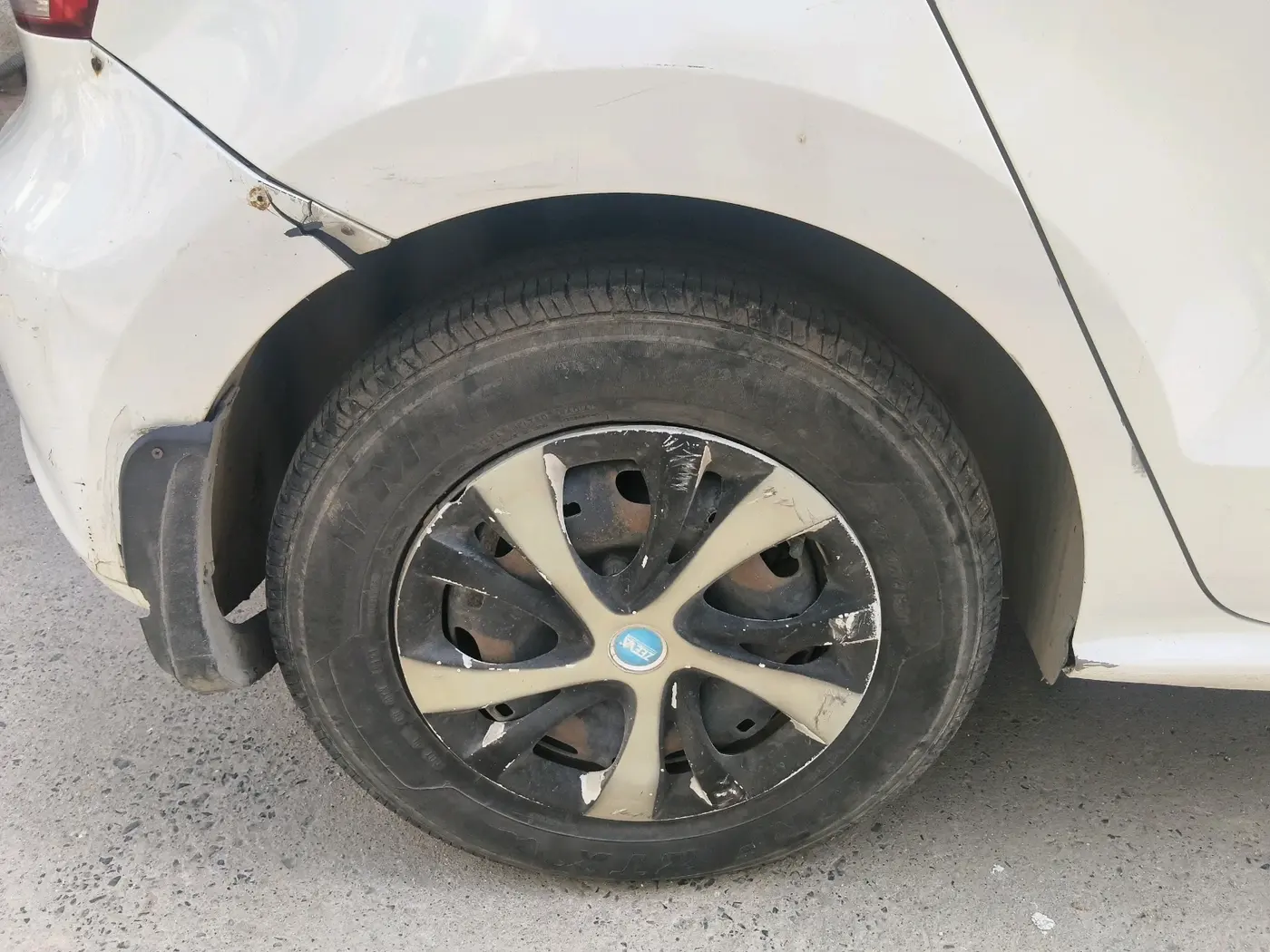 2012 Volkswagen Polo COMFORTLINE 1.2L PETROL, CNG, Manual, 1,42,046 km, tyre