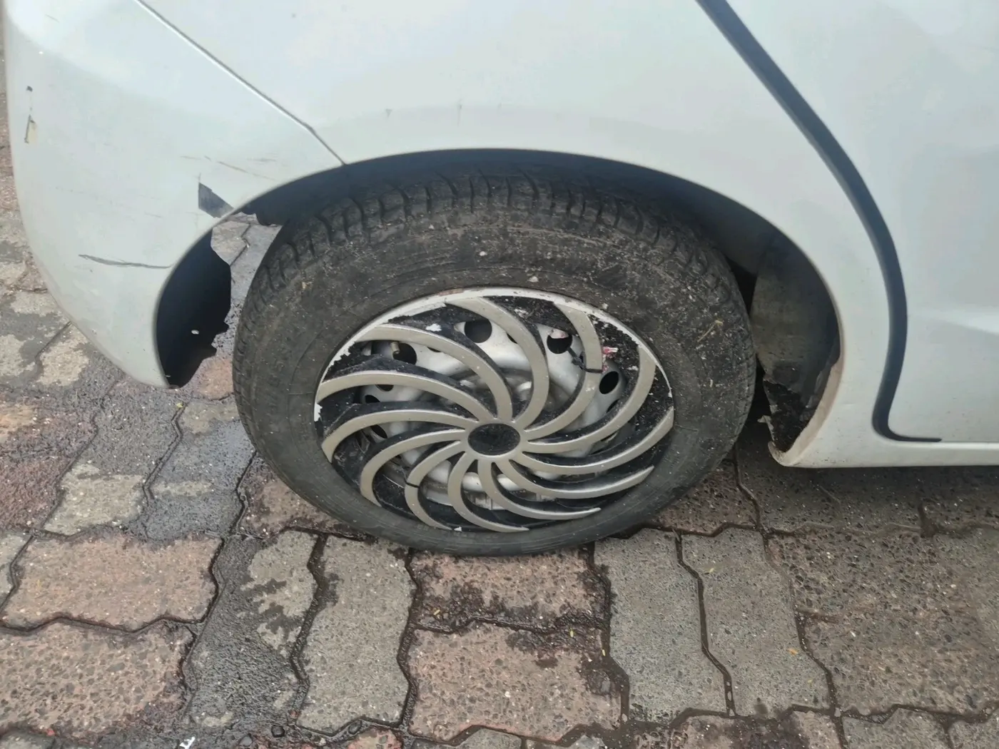 2013 Honda Brio E MT, Petrol, Manual, 51,230 km, tyre