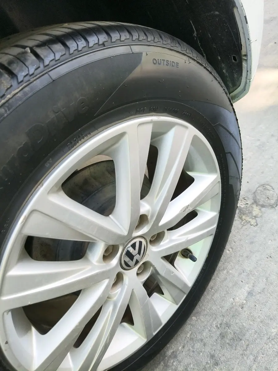 2013 Volkswagen Polo COMFORTLINE 1.2L, Diesel, Manual, 1,77,624 km, tyre