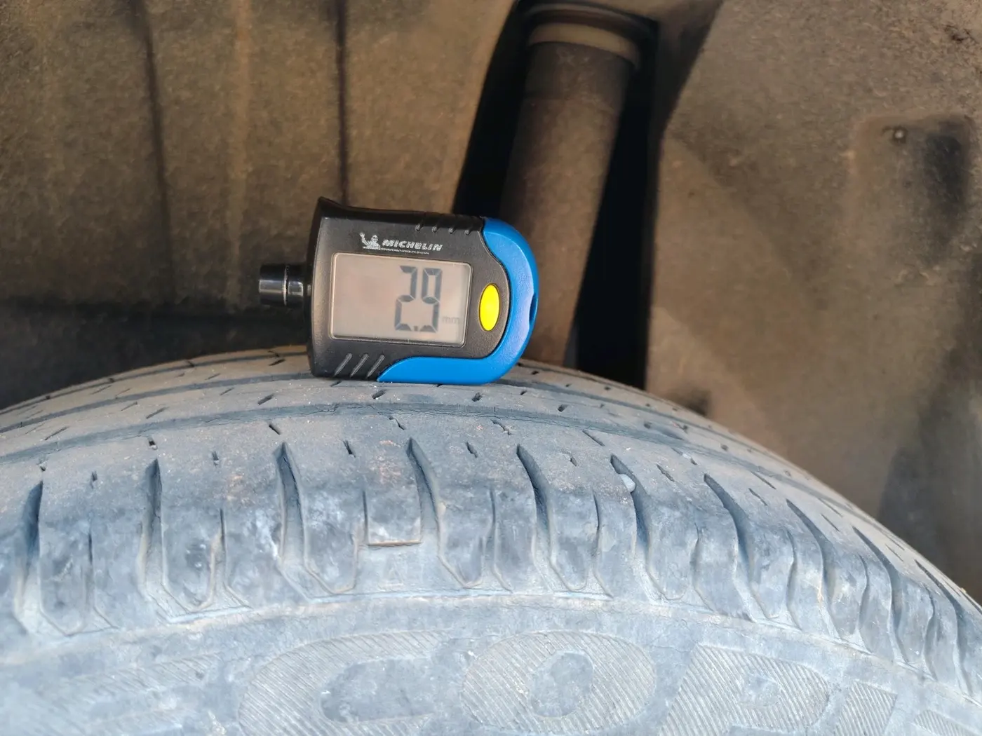 2019 Maruti Dzire VXI, CNG, Manual, 1,06,261 km, tyre