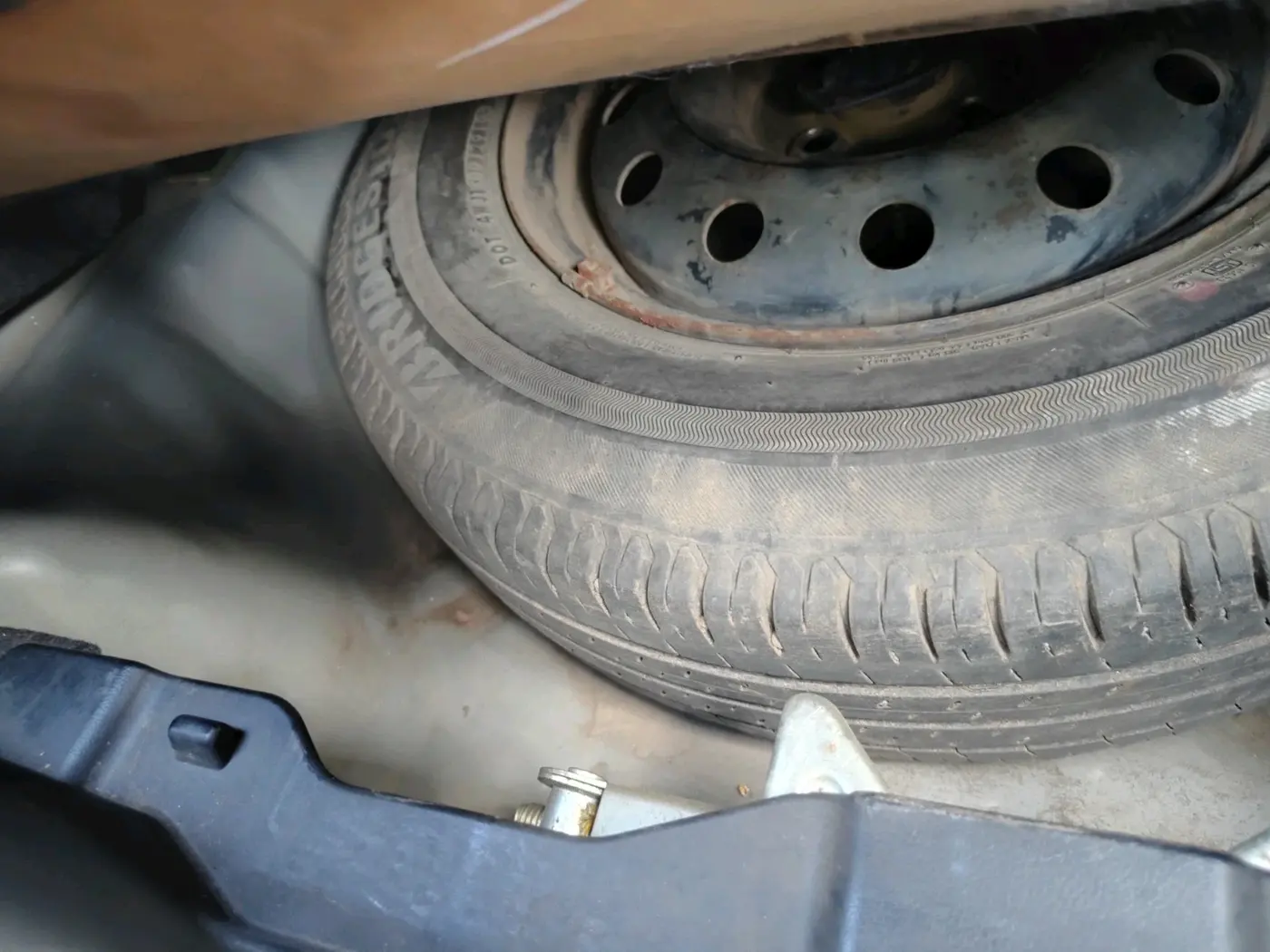2019 Maruti Dzire VXI, CNG, Manual, 1,06,261 km, tyre