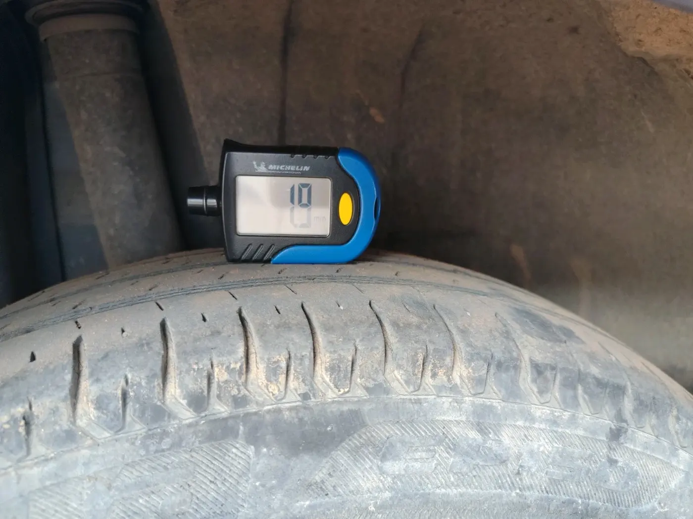 2019 Maruti Dzire VXI, CNG, Manual, 1,06,261 km, tyre
