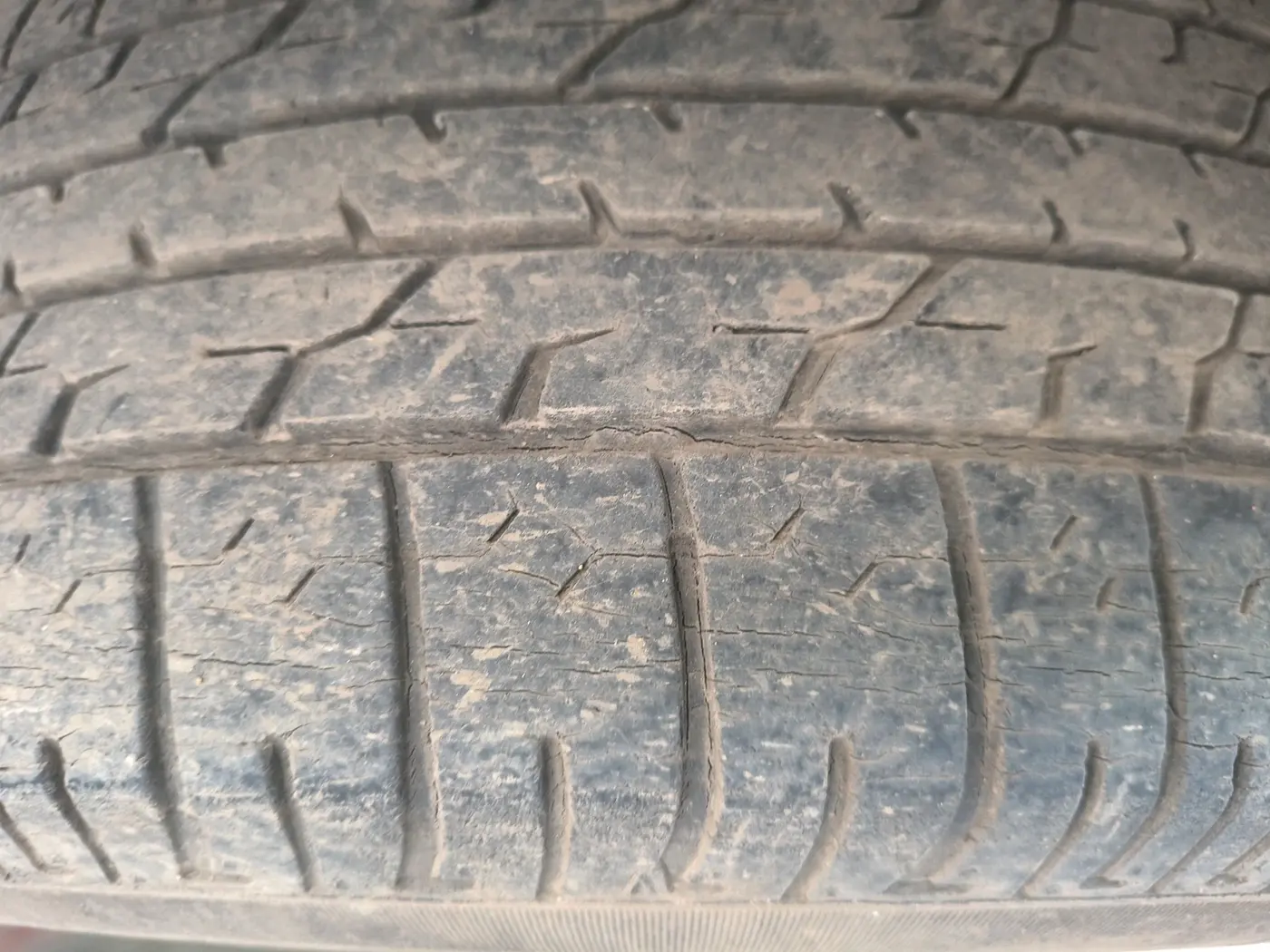2005 Toyota Innova G1 2.0, CNG, Manual, 1,29,393 km, tyre