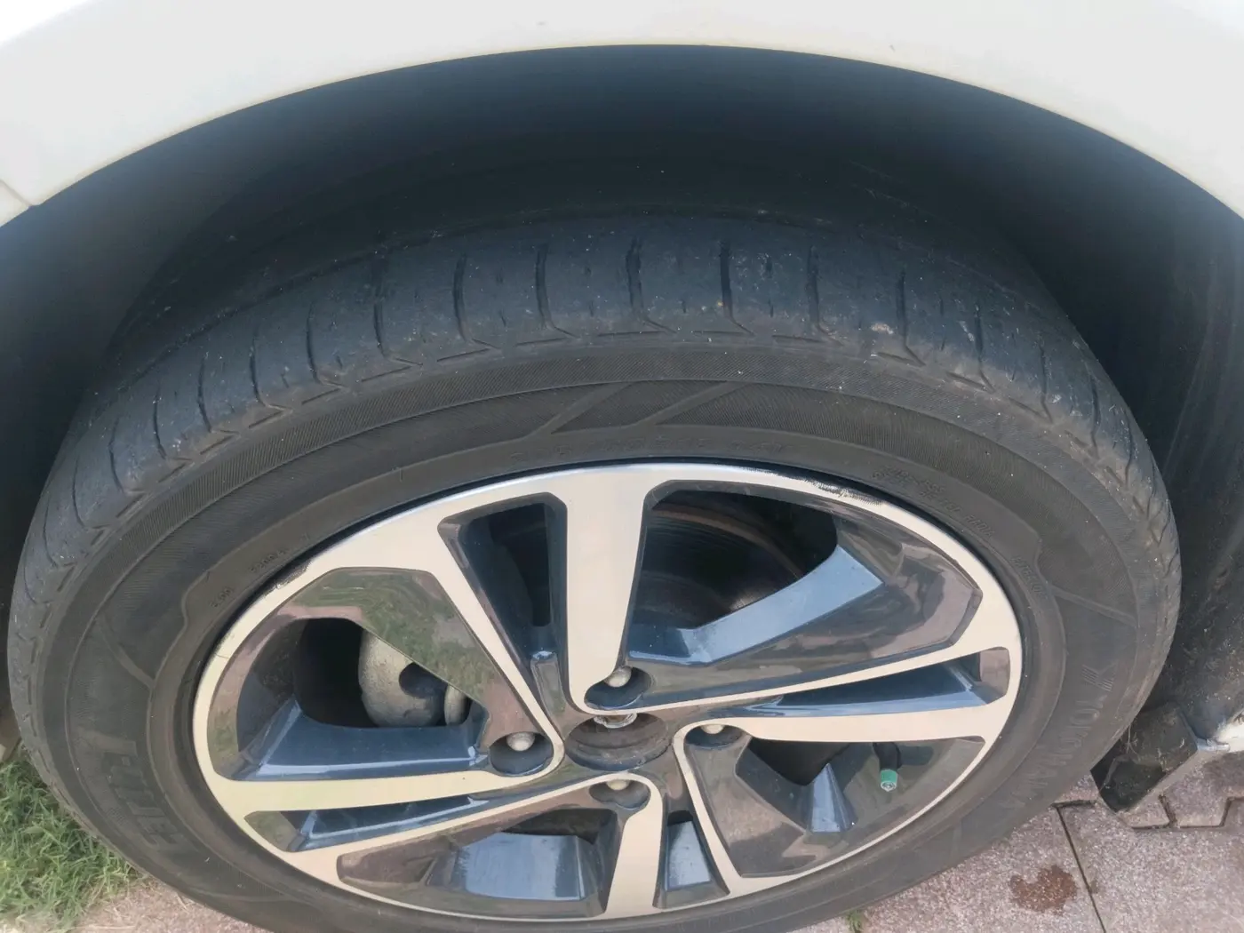 2023 Tata ALTROZ XZ DIESEL, Diesel, Manual, 40,957 km, tyre
