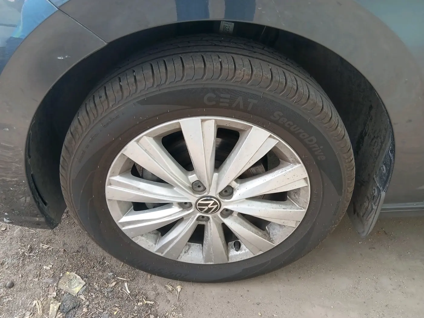 2024 Volkswagen VIRTUS HIGHLINE TSI 1.0 MT, Petrol, Manual, 10,234 km, tyre