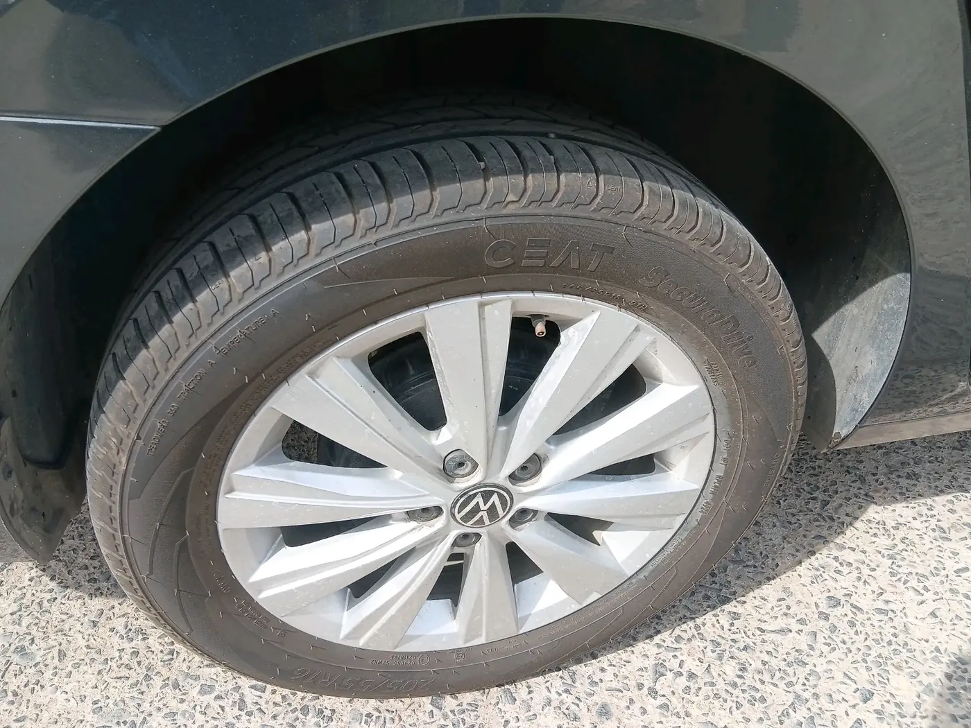 2024 Volkswagen VIRTUS HIGHLINE TSI 1.0 MT, Petrol, Manual, 10,234 km, tyre