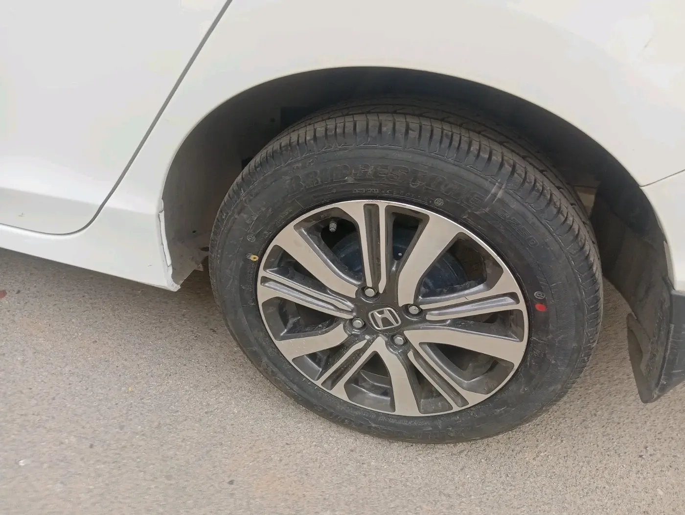 2022 Honda City 1.5L I-VTEC V MT 5TH GEN, Petrol, Manual, 37,385 km, tyre