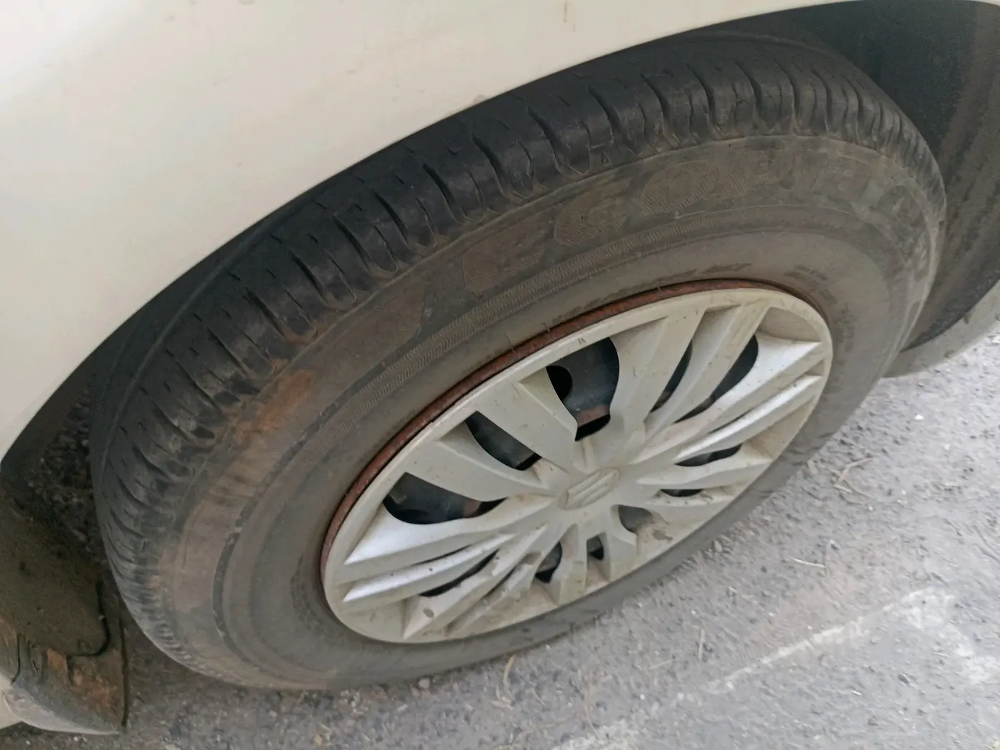 2017 Maruti Dzire VDI, Diesel, Manual, 94,341 km, tyre