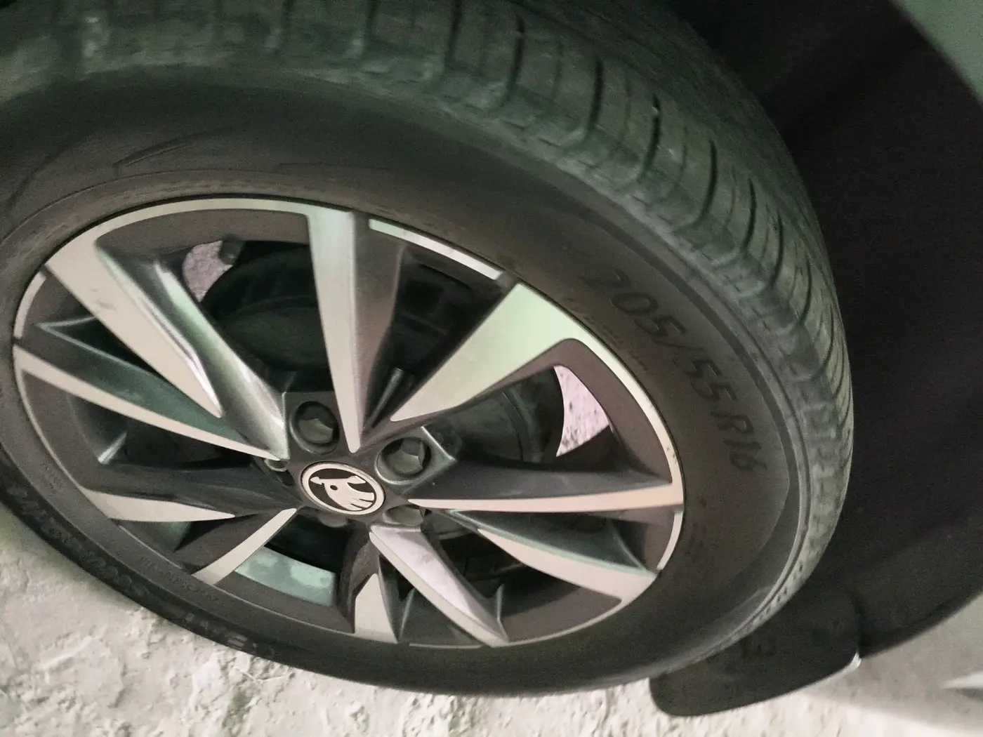 2023 Skoda SLAVIA STYLE 1.0L TSI AT, Petrol, Automatic, 53,125 km, tyre