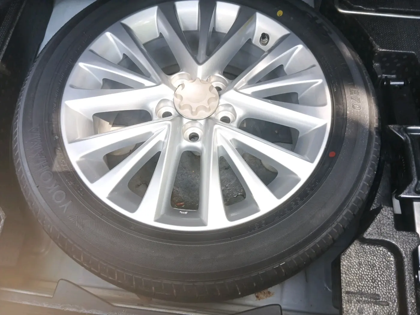 2017 Toyota Camry HYBRID, Hybrid, Automatic, 1,79,643 km, tyre