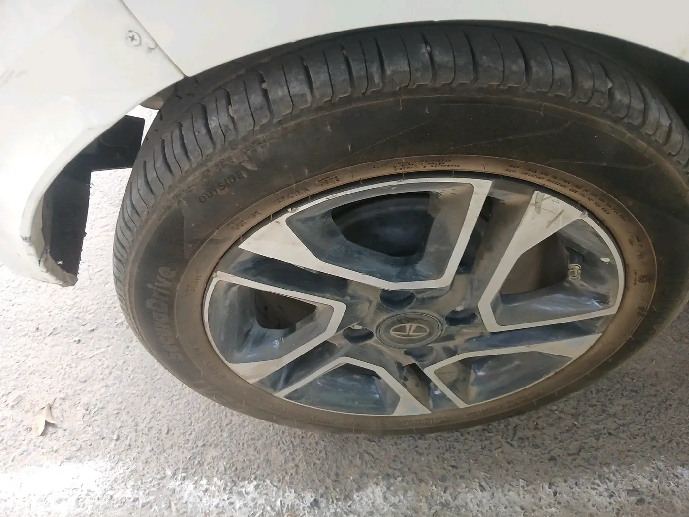 2019 Tata Tiago XZ PLUS PETROL, Petrol, Manual, 1,03,282 km, tyre