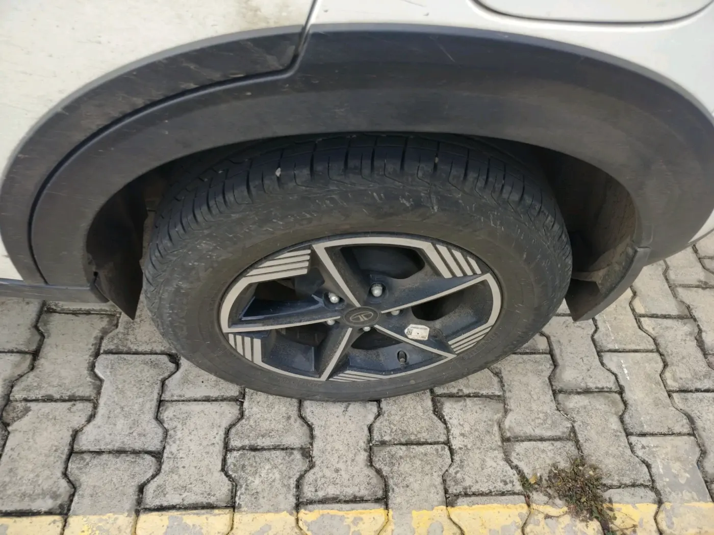2025 Tata NEXON CREATIVE + SUNROOF 1.2 PETROL, Petrol, Manual, 12,780 km, tyre