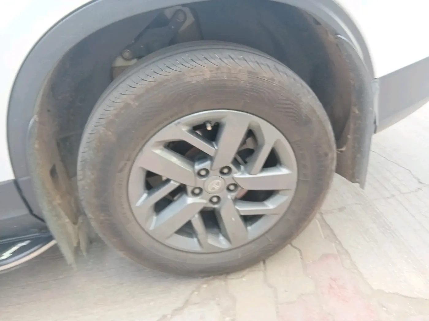 2024 Tata Safari PURE PLUS S, Diesel, Manual, 86,219 km, tyre