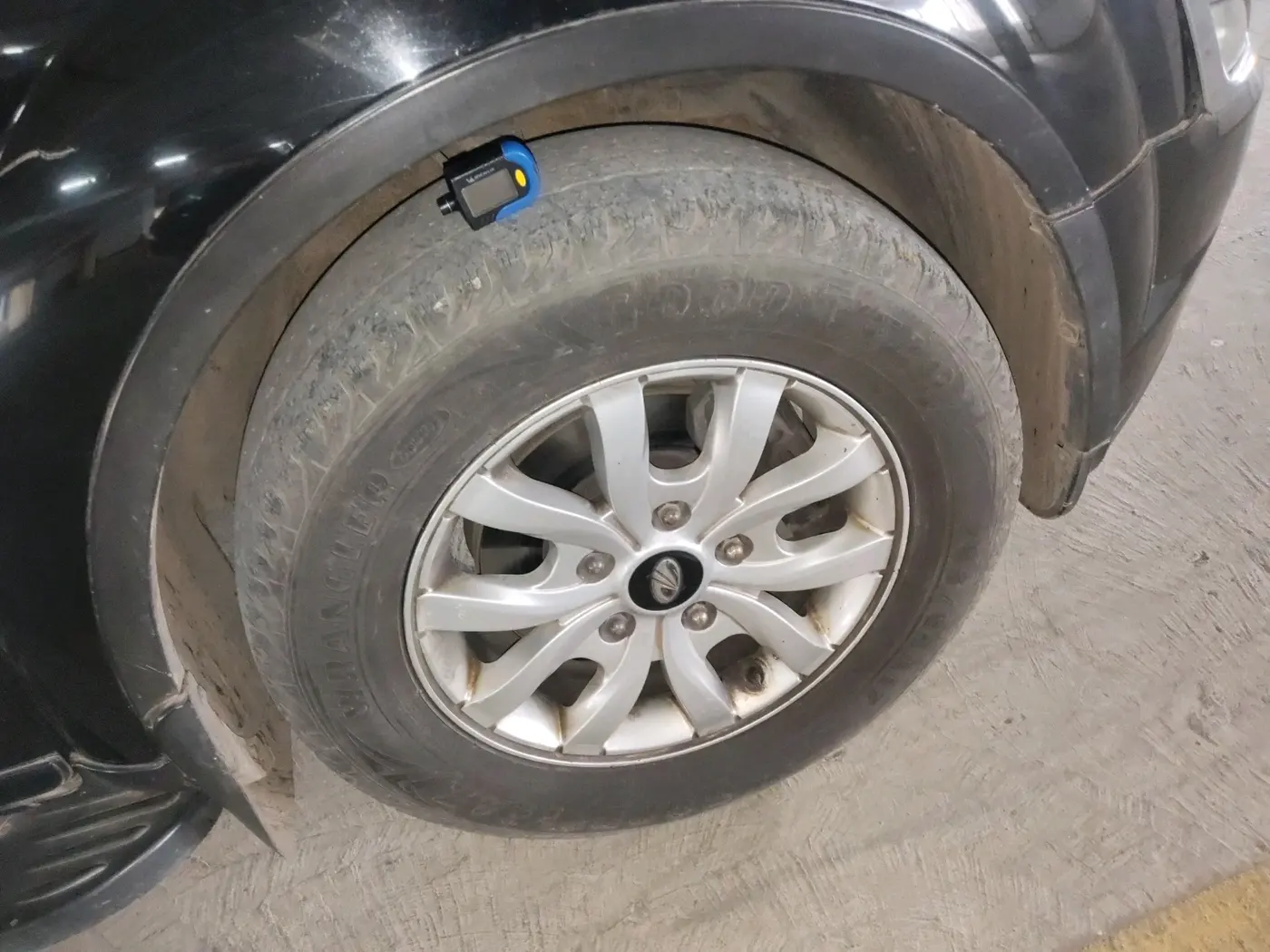 2016 Mahindra XUV500 W10 AT, Diesel, Automatic, 1,05,253 km, tyre