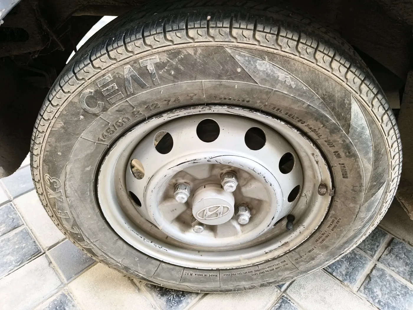 2011 Hyundai Eon ERA, Petrol, Manual, 82,530 km, tyre