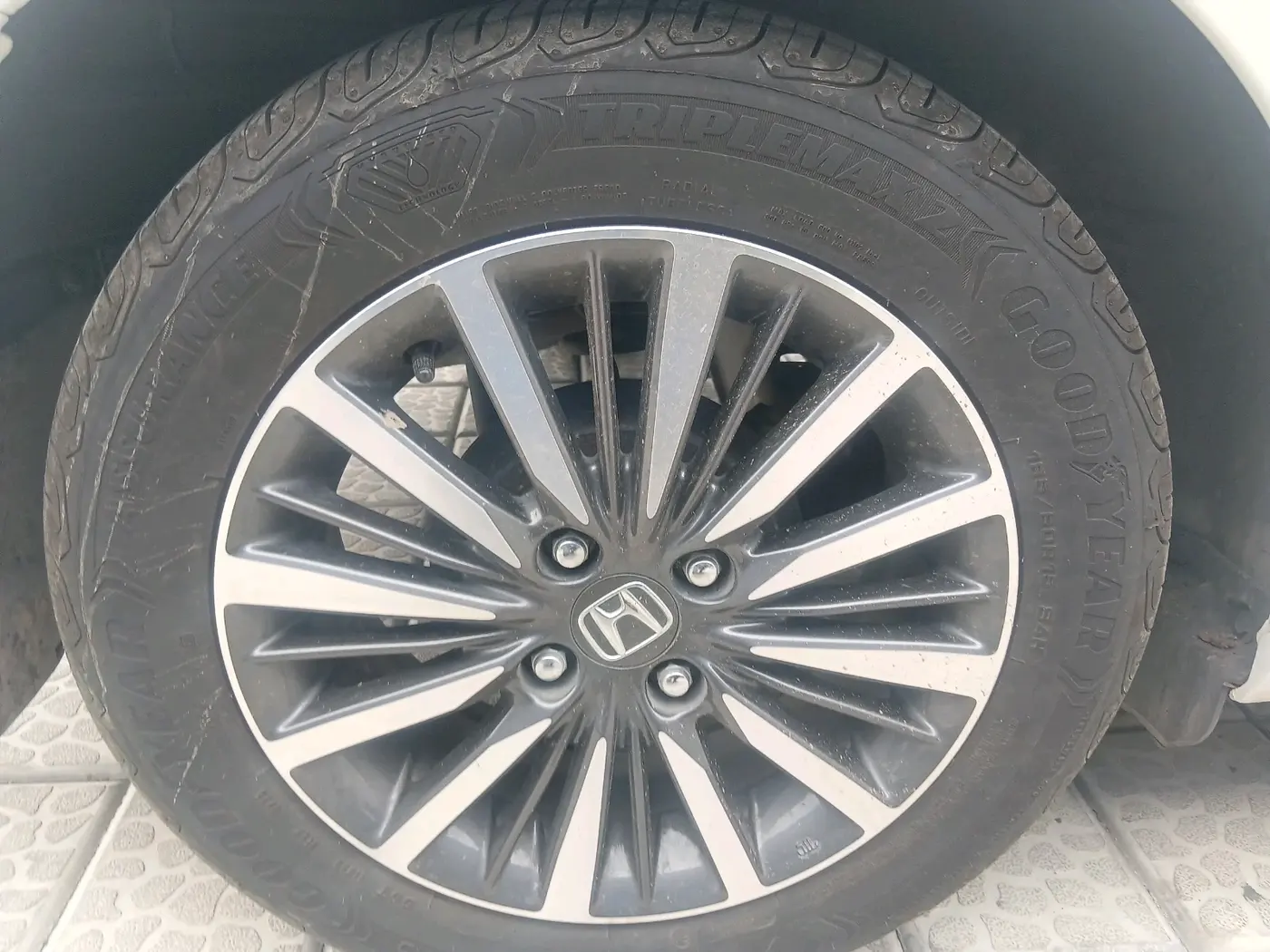 2025 Honda Amaze ZX 1.2 Petrol MT, CNG, Manual, 20,875 km, tyre