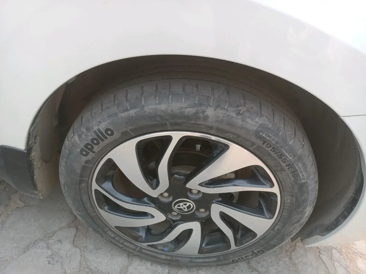 2021 Toyota Glanza V CVT, Petrol, Automatic, 33,527 km, tyre