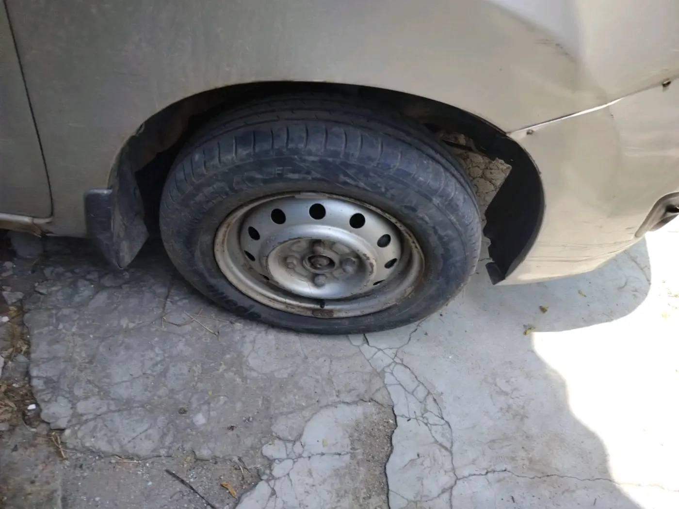 2011 Maruti Wagon R 1.0 LXI CNG, CNG, Manual, 2,69,634 km, tyre
