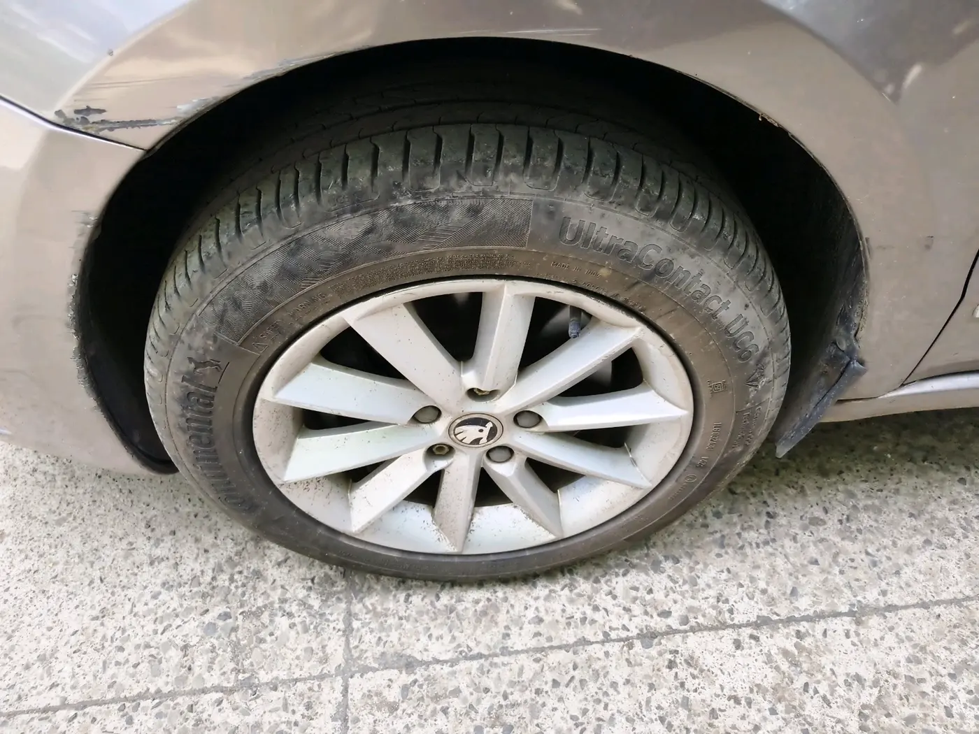 2014 Skoda Superb ELEGANCE 2.0 TDI CR AT, Diesel, Automatic, 1,39,639 km, tyre