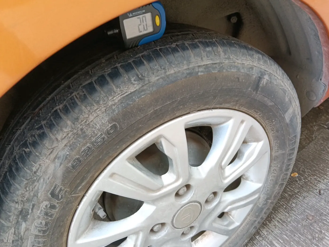 2017 Tata Tiago XZ PETROL, Petrol, Manual, 31,010 km, tyre
