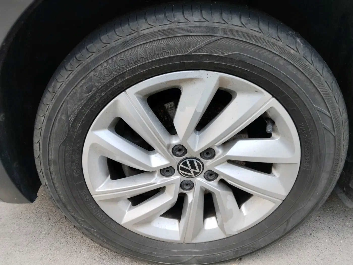 2021 Volkswagen TAIGUN HIGHLINE 1.0 TSI MT, Petrol, Manual, 1,28,637 km, tyre