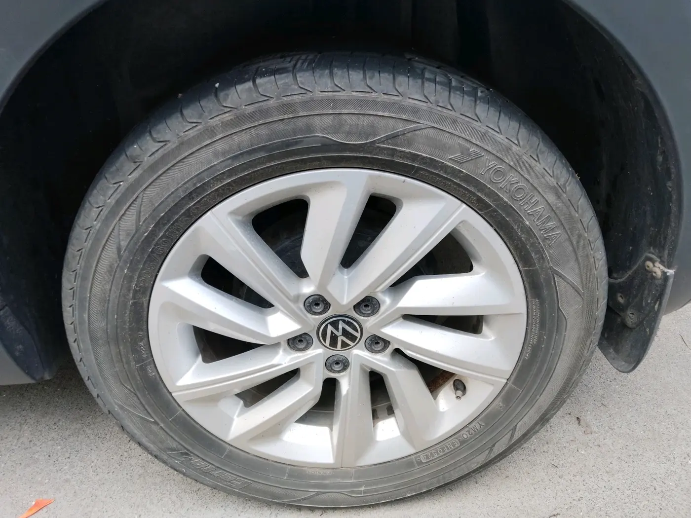 2021 Volkswagen TAIGUN HIGHLINE 1.0 TSI MT, Petrol, Manual, 1,28,637 km, tyre