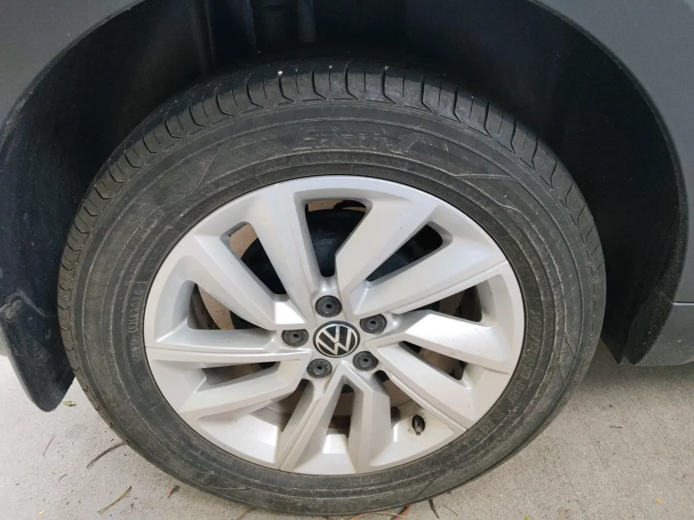 2021 Volkswagen TAIGUN HIGHLINE 1.0 TSI MT, Petrol, Manual, 1,28,637 km, tyre