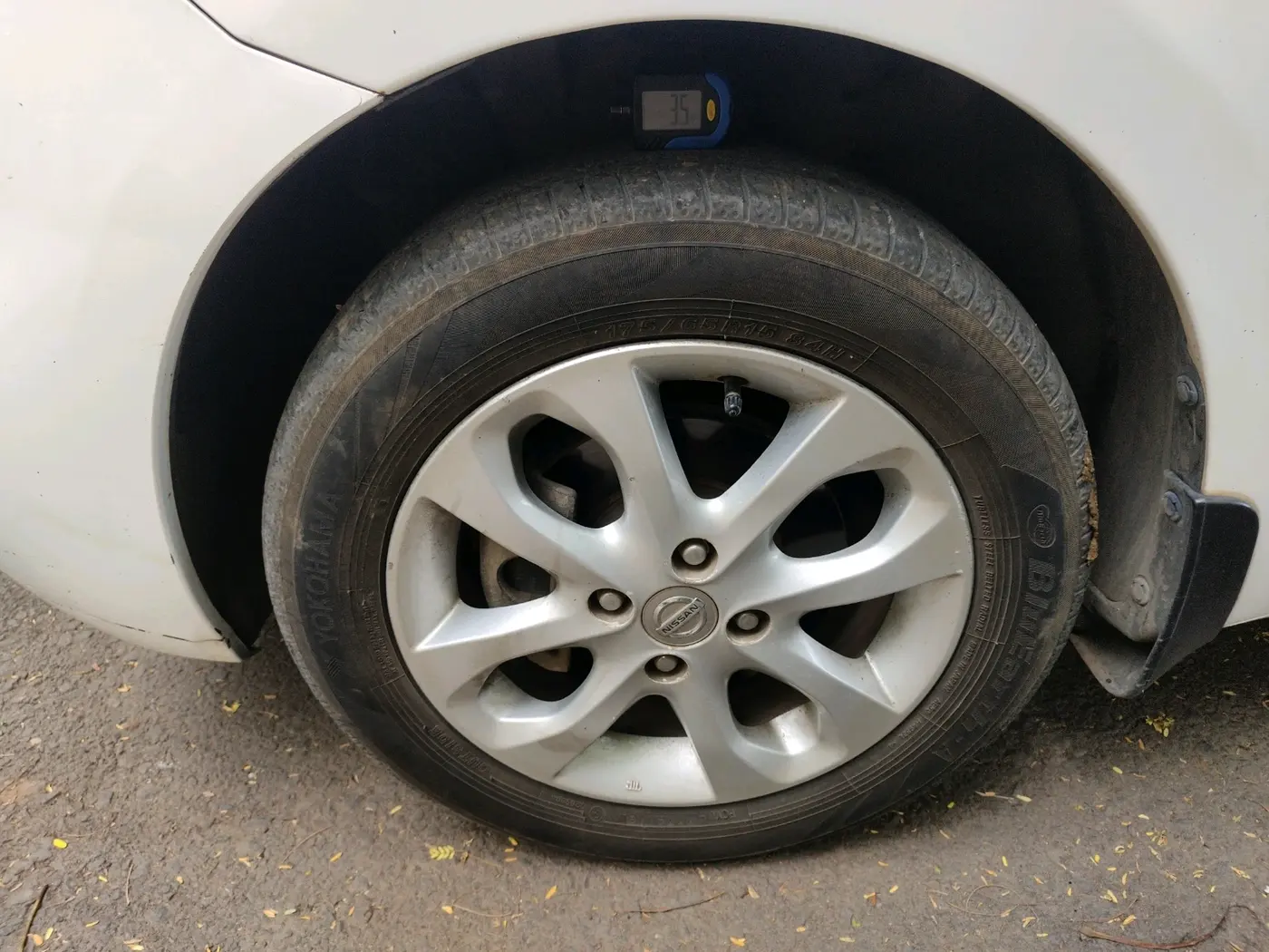 2013 Nissan Micra XV CVT, Petrol, Automatic, 1,21,181 km, tyre