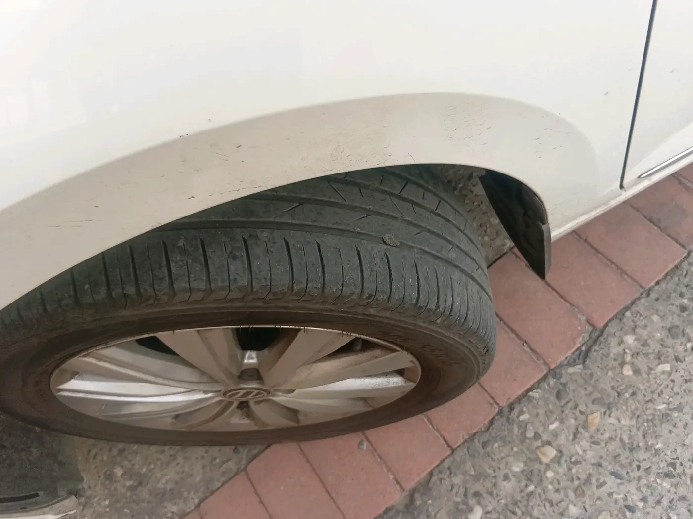 2024 Volkswagen VIRTUS HIGHLINE TSI 1.0 AT, Petrol, Automatic, 33,104 km, tyre