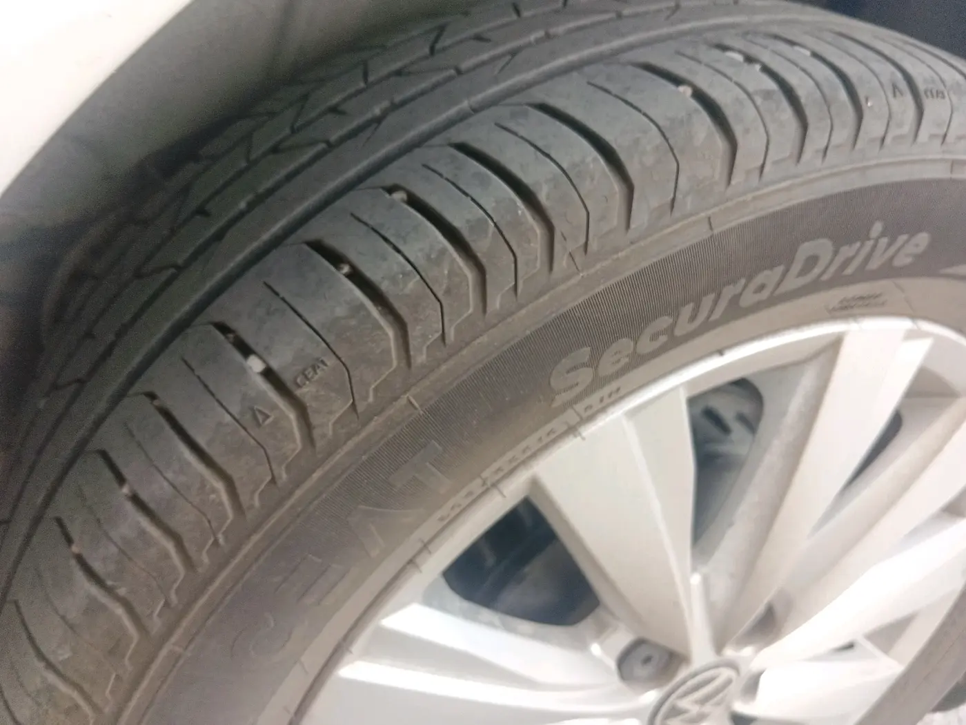 2024 Volkswagen VIRTUS HIGHLINE TSI 1.0 AT, Petrol, Automatic, 33,104 km, tyre