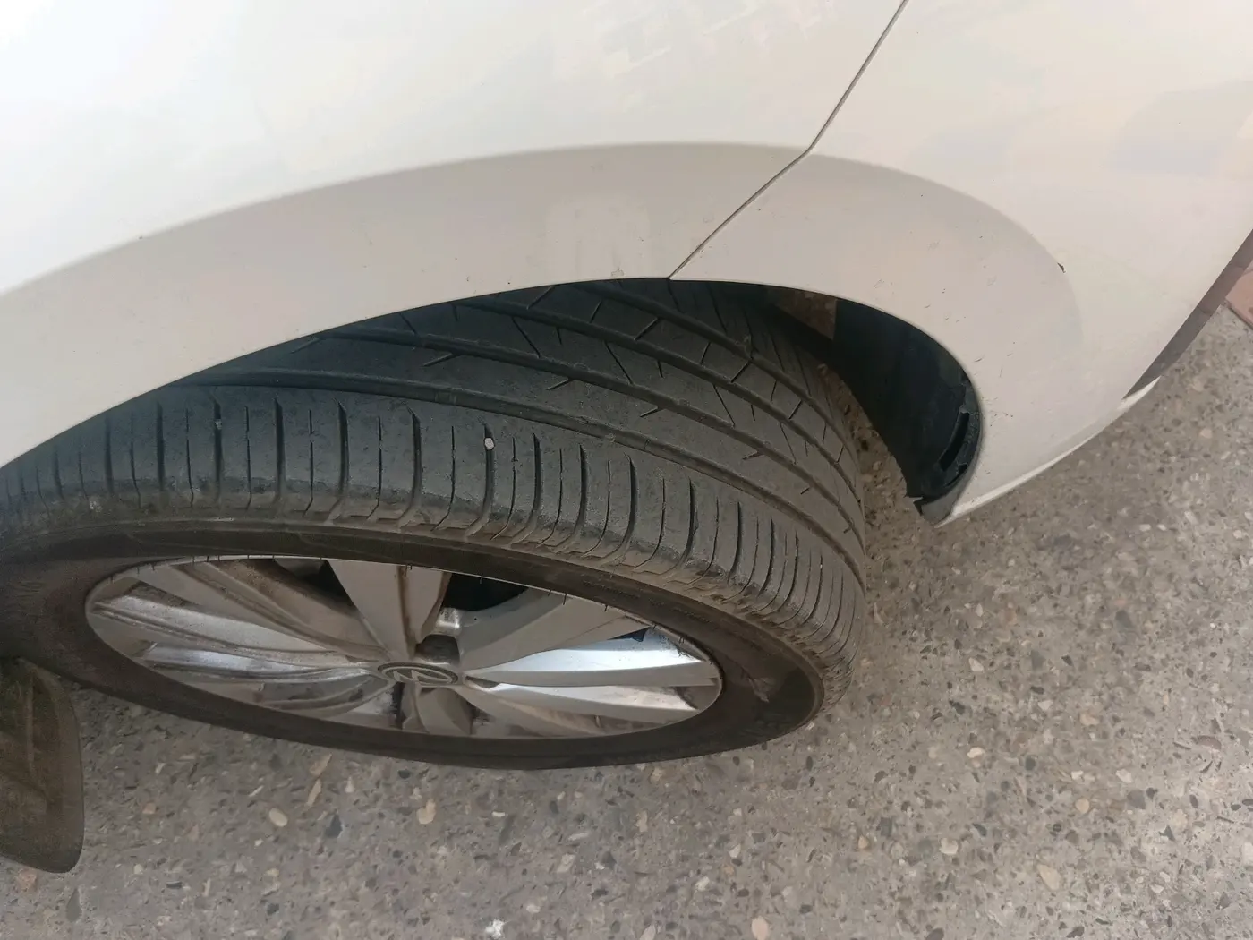 2024 Volkswagen VIRTUS HIGHLINE TSI 1.0 AT, Petrol, Automatic, 33,104 km, tyre