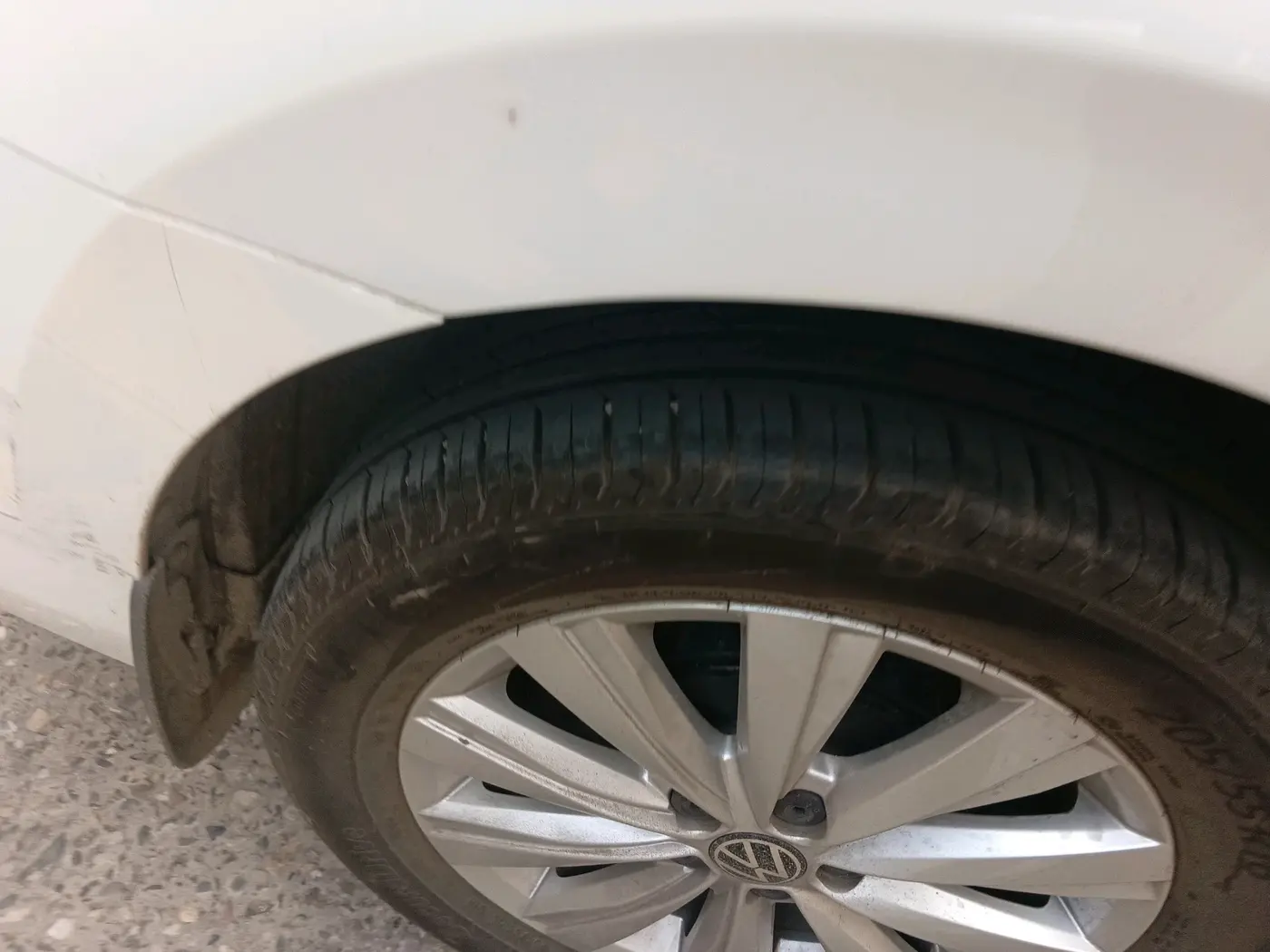 2024 Volkswagen VIRTUS HIGHLINE TSI 1.0 AT, Petrol, Automatic, 33,104 km, tyre
